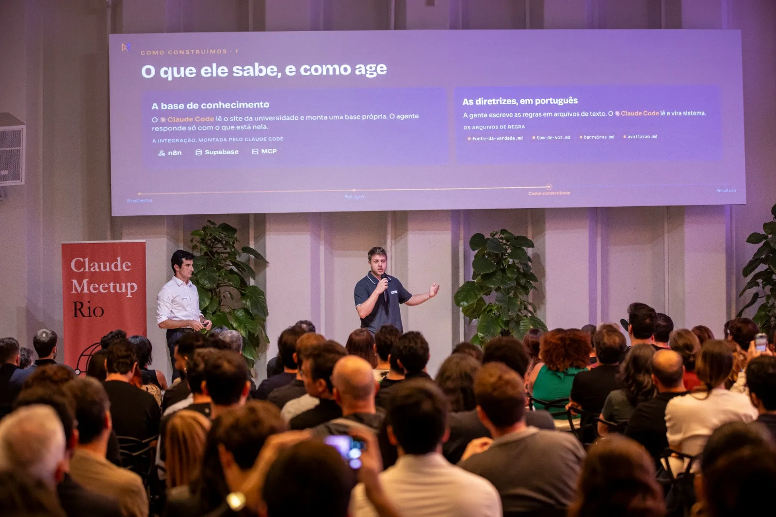 Slide sobre base de conhecimento e diretrizes em português construídas com Claude Code, no Claude Meetup Rio